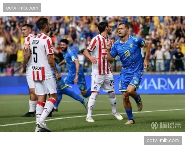 意乙与意丙俱乐部联合举办公开训练日，吸引数千球迷参与