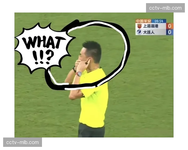 特写：VAR操作中心内，一位视频助理裁判在静默中度过决定比赛结果的90秒