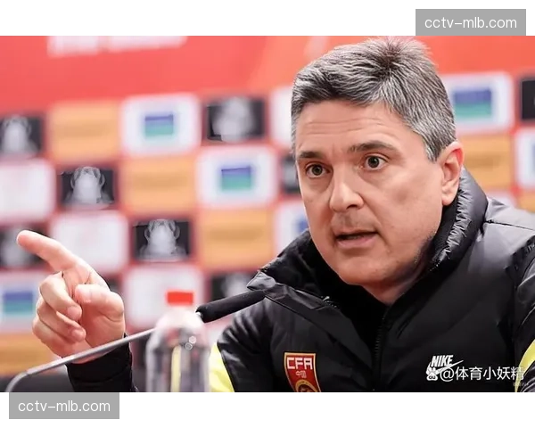 官方：洛里昂主教练勒布里斯因身体原因暂时离队，由助教指挥
